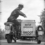 125777 Afbeelding van een wegenwacht op een motor met zijspan met het opschrift: Mist Overdag - Groot Licht .